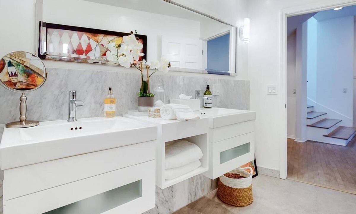 Western Malibu House | Luxury Broad Beach Malibu spacious 3,400 sf retreat one block from the beach