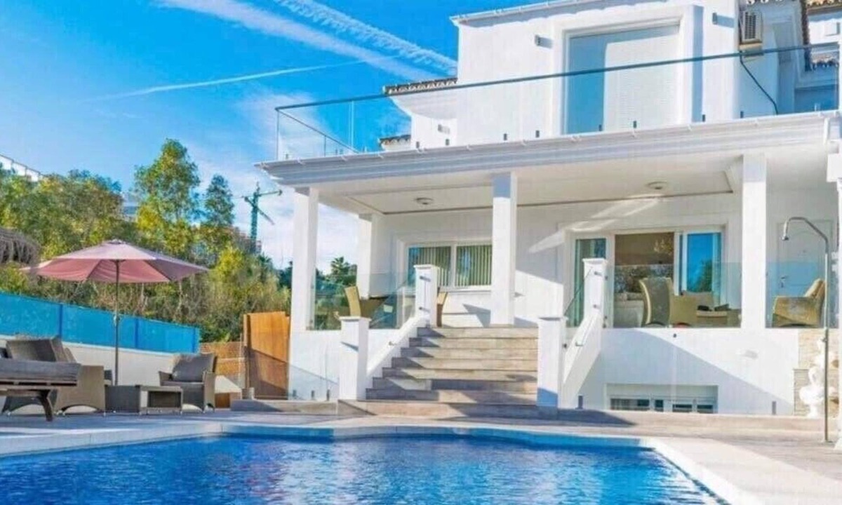 Fuengirola Villa | Luxury Private Villa Vetori, Heated Swimming Pool, 6 Beds, Bar, Pool Table BBQ
