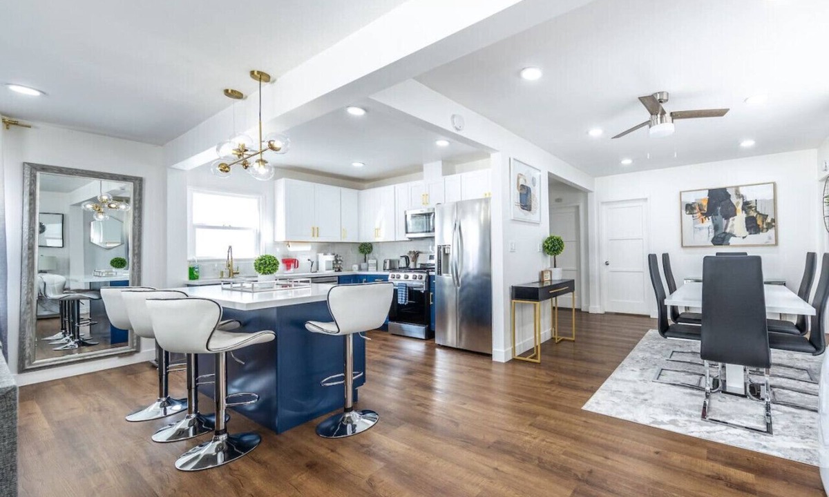 Belmont Shore Villa | Luxury Villa with hot tub! Walk to Beach & Bars