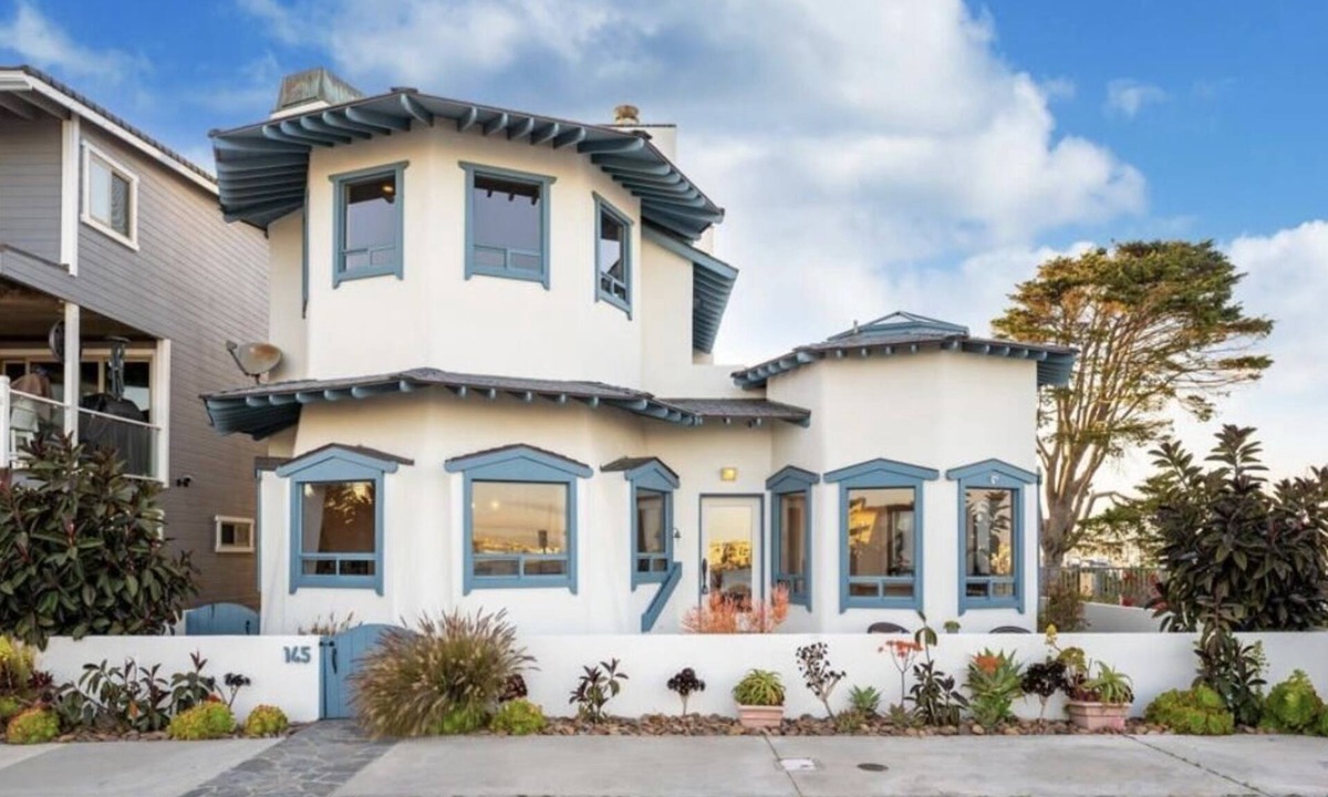 Hollywood Villa | Luxury waterfront! The Pagoda Beach House