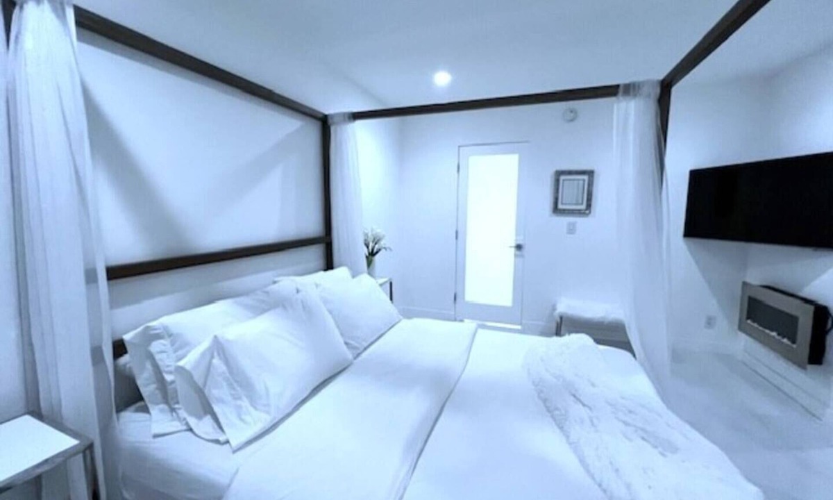 Sawtelle Condo | Magnificent Villa Blanca in the heart of Brentwood