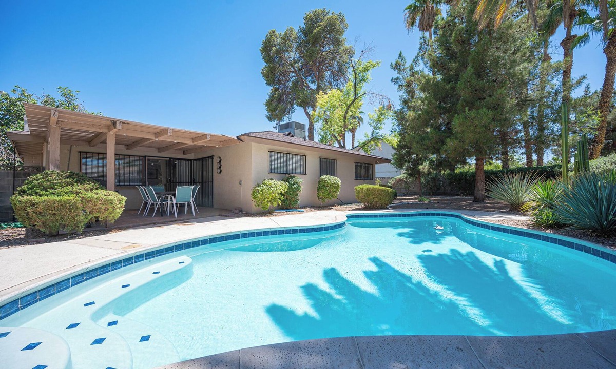 Winchester House | Marvelous three bed/two bath near Strip! w/pool!