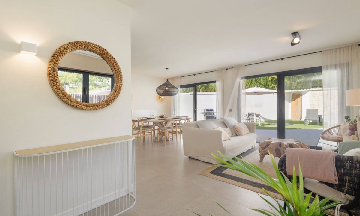 Urbanizacion Costabella Villa | Minimalist villa, with pool and BBQ, to two minutes' walk from Costabella beach