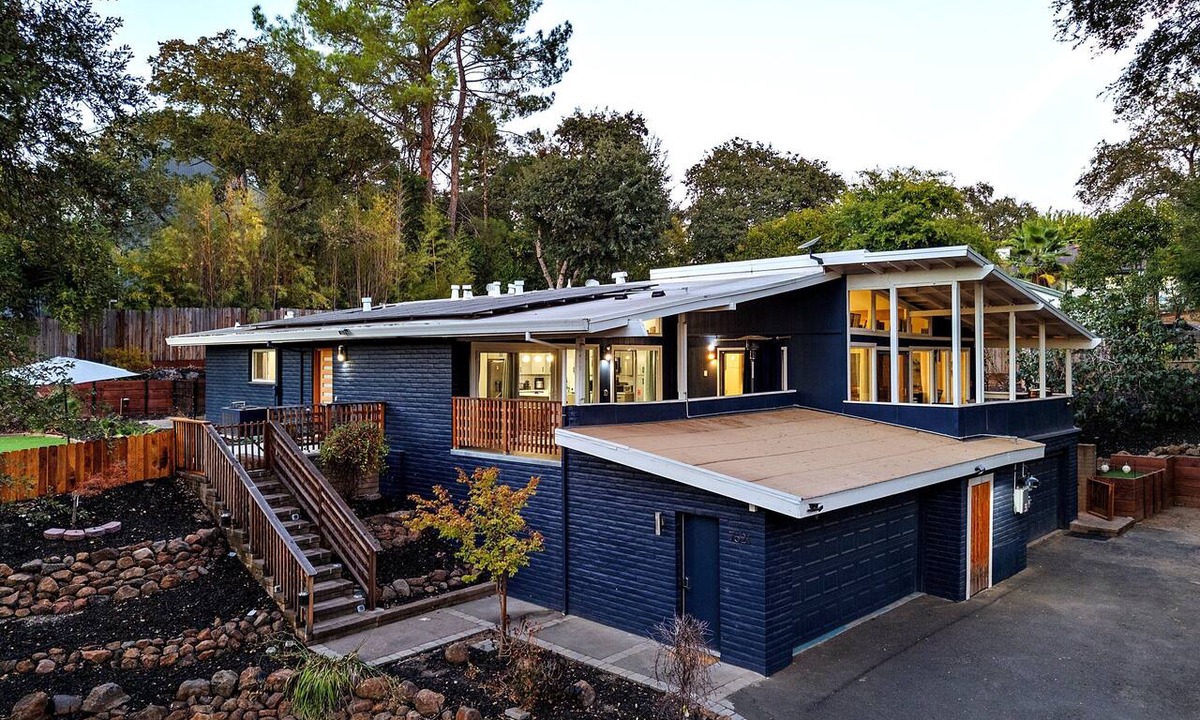 Fair Oaks House | Modern 2BR near American River: fire pit, hilltop views, sleeps 5