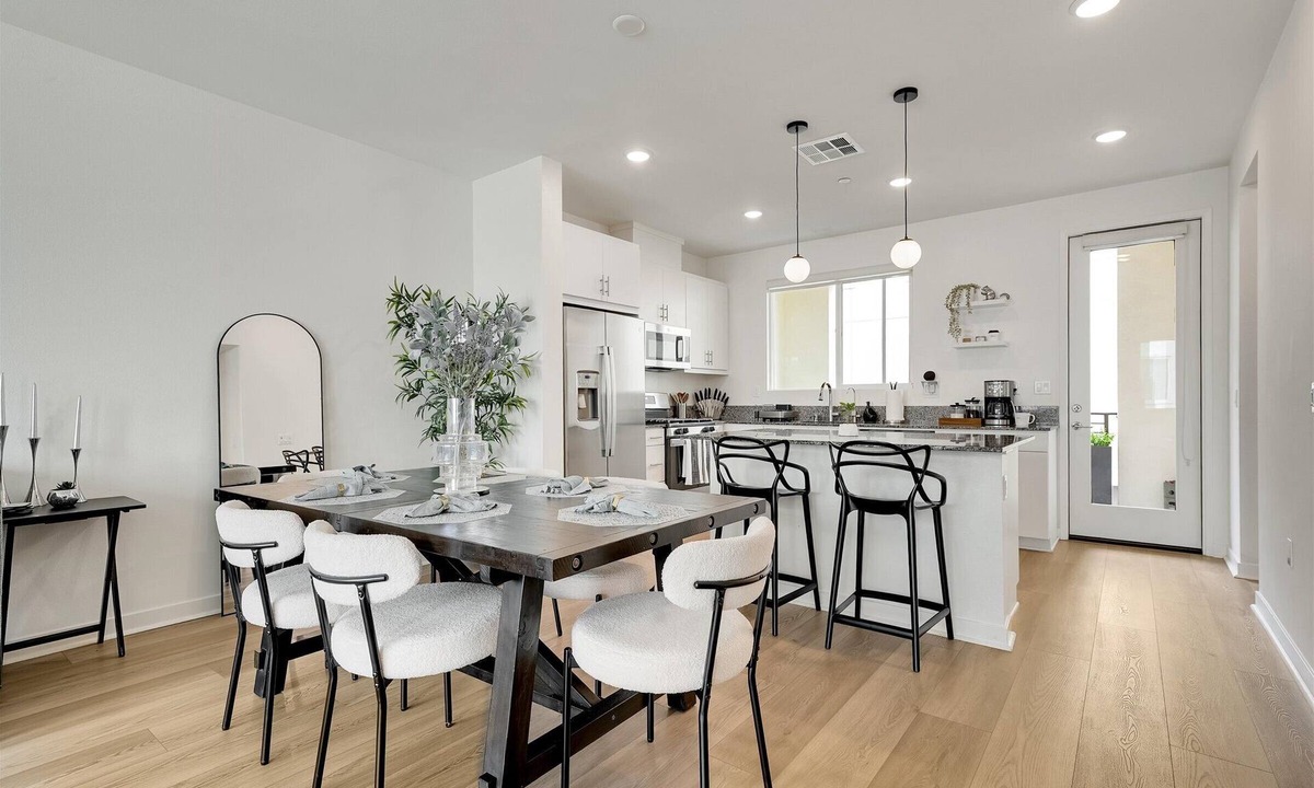 Lincoln Acres House | Modern 3BR w/AC + Office & EV Charger – Near border, Sesame Place & Amphiteater
