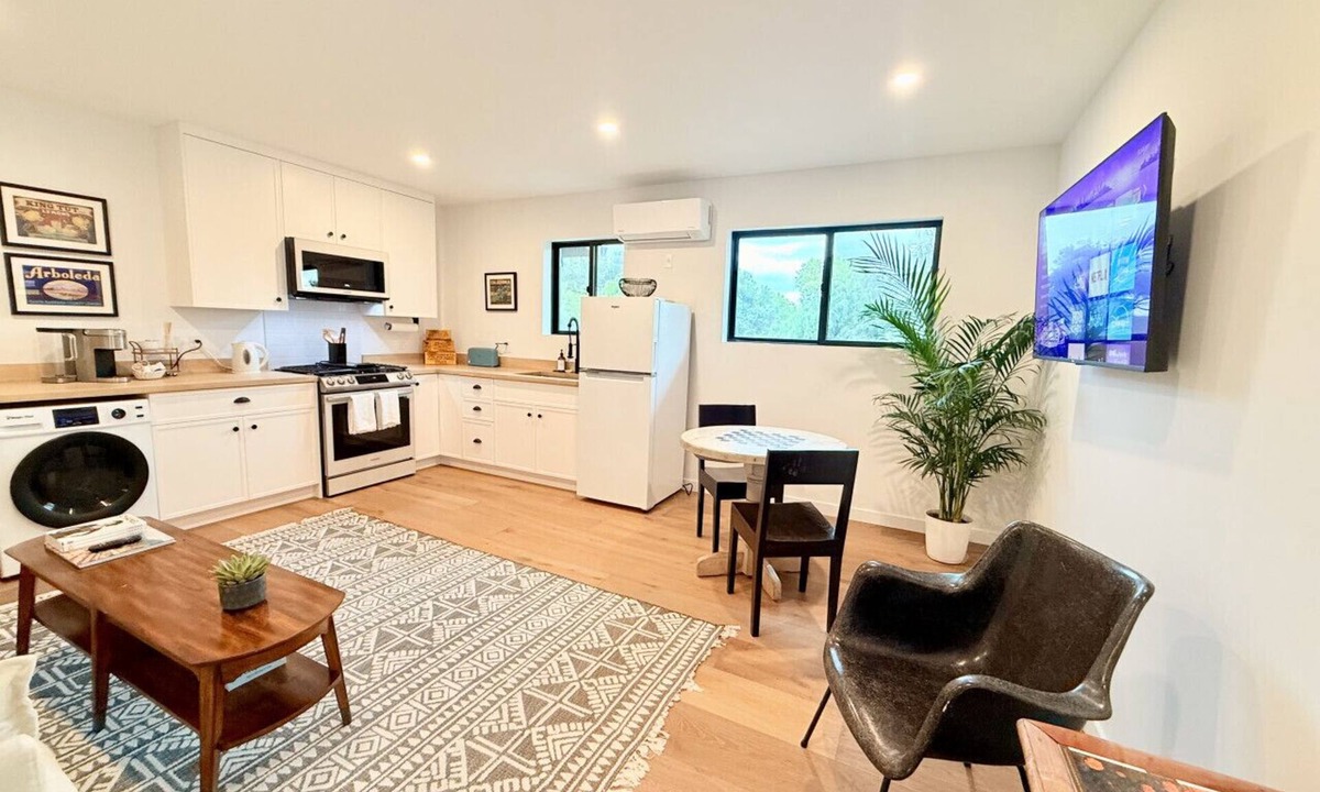 Meiners Oaks House | Modern Ojai 1BR Suite Near Town