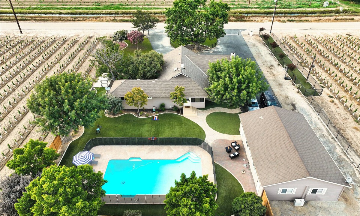 Raisin House | Modern Pet-Friendly Farmhouse, Pool, Games, Sleeps 8, 3 Bed and 2 Bath, Basement