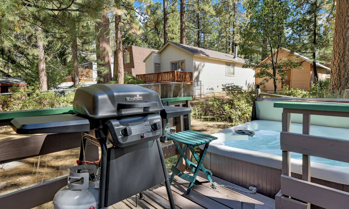 Summit Estates Cabin | Moonridge Cottage at Bear Mountain Resort w/Hot Tub