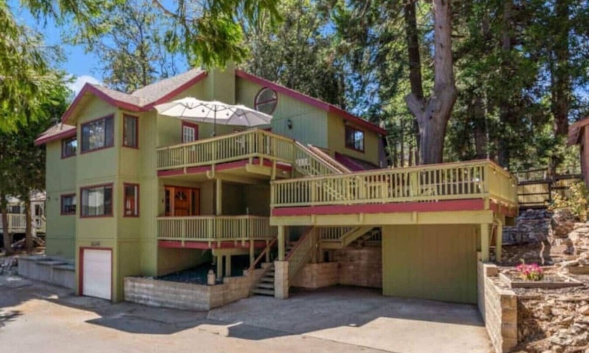 Twin Peaks House | Mountain Getaway | Game Room + Sleeps 10