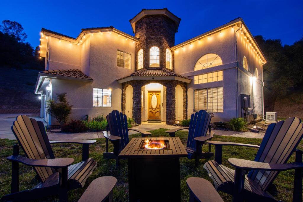 Oakhurst Villa | Mountain Majesty with Hot Tub, Pool Table, Generator, EV Hookup