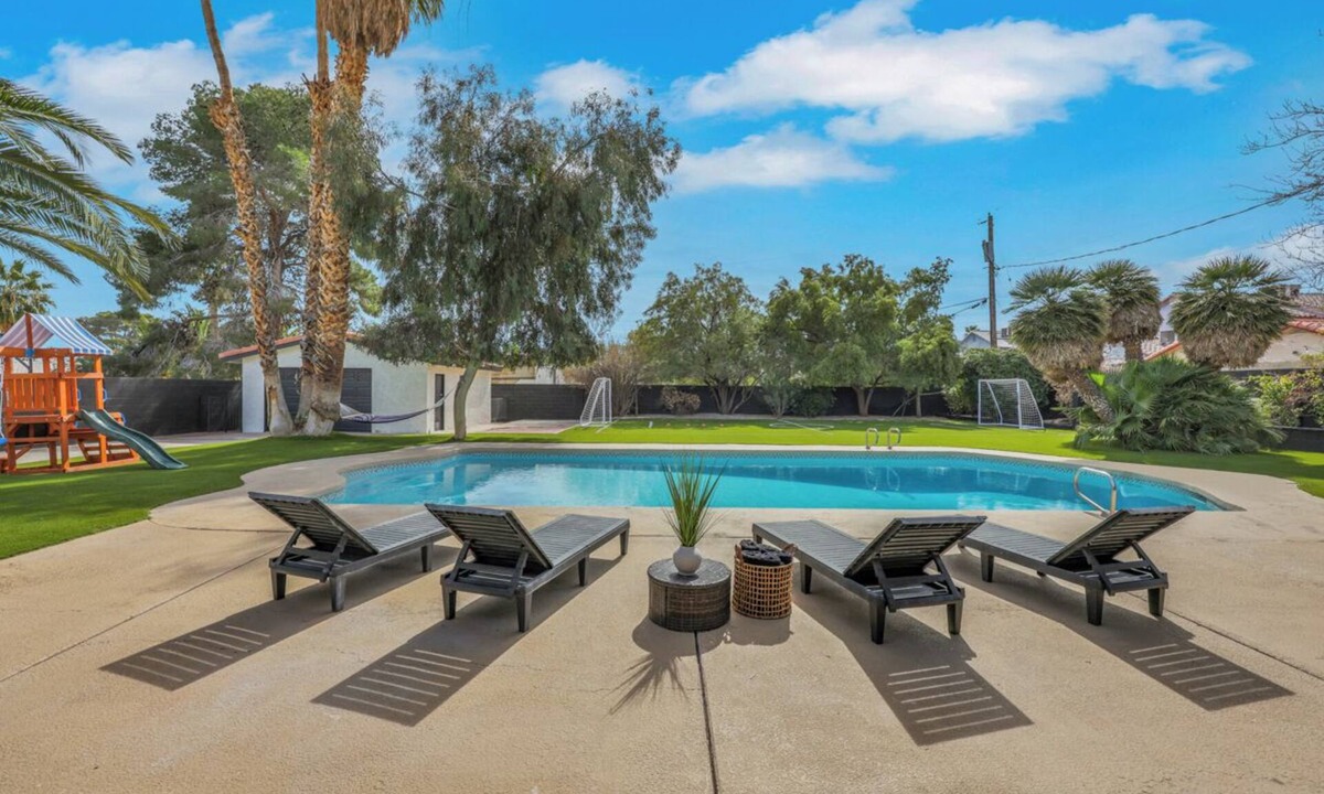 Paradise Villa | Near convention center! Amazing! 6BR 3BT huge yard & pool stay with style!