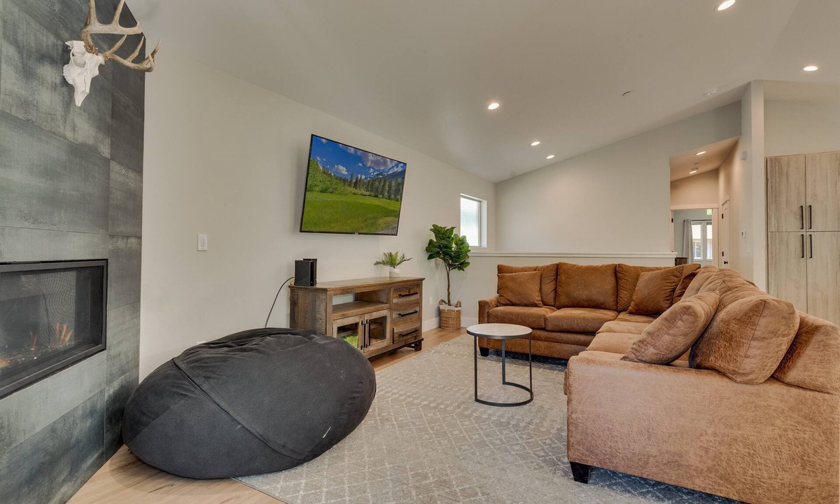 Y Area House | NEW! AC, Hot Tub, Grill, Newly Built, Open Floor Plan, Wifi, 4 of 6 – Emerald Bay Retreat