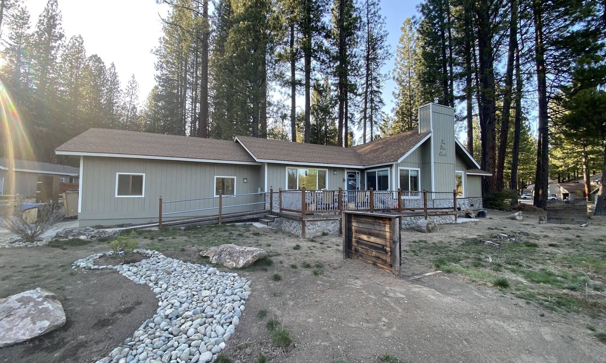 Plumas Eureka Estates House | New AC Installed: 3 bedroom home with golf course view , Dogs OK