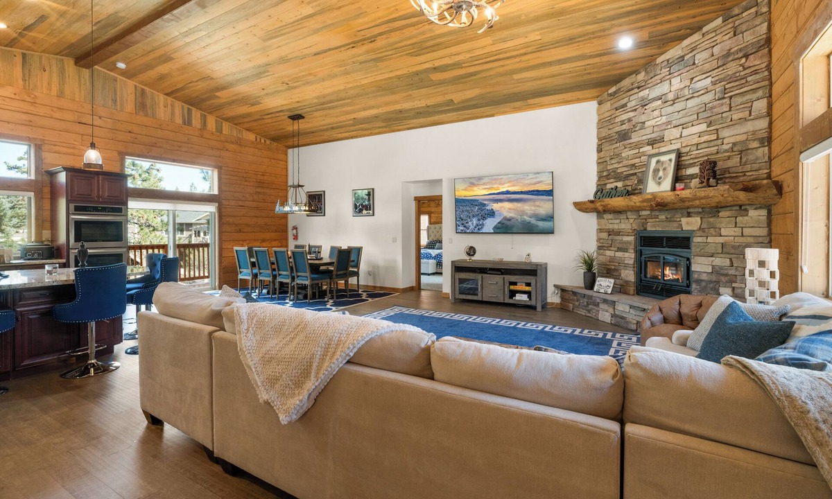 Big Bear Lake House | NEW LUXURY HOME, HUGE GREAT ROOM, 2 MASTER SUITES, SPA, PACMAN. 5 STAR REVIEWS!