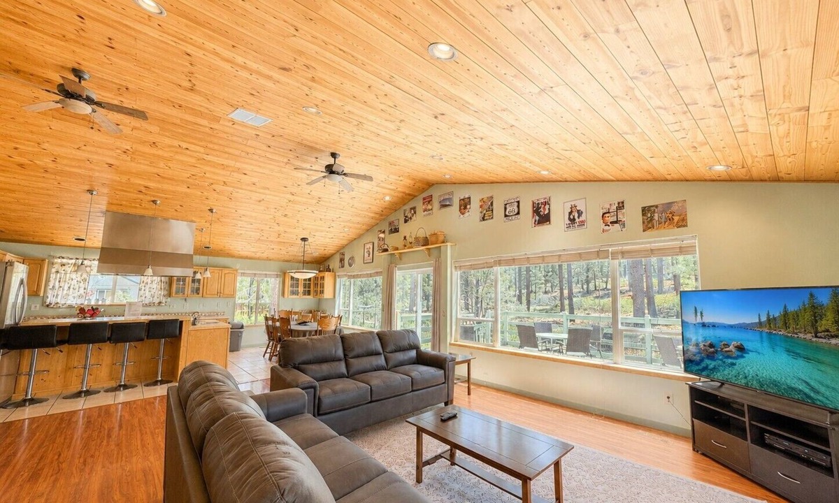 Lower Kingsbury House | NEW Spacious Lake Tahoe Retreat, Pool Table, Close to Town & Beaches (SL101)
