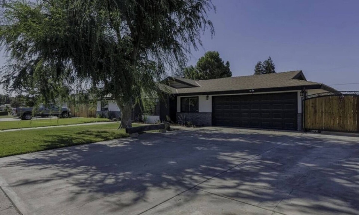 Greenacres House | New! Specious 3-bedroom house in lovely Bakersfield with AC and pool