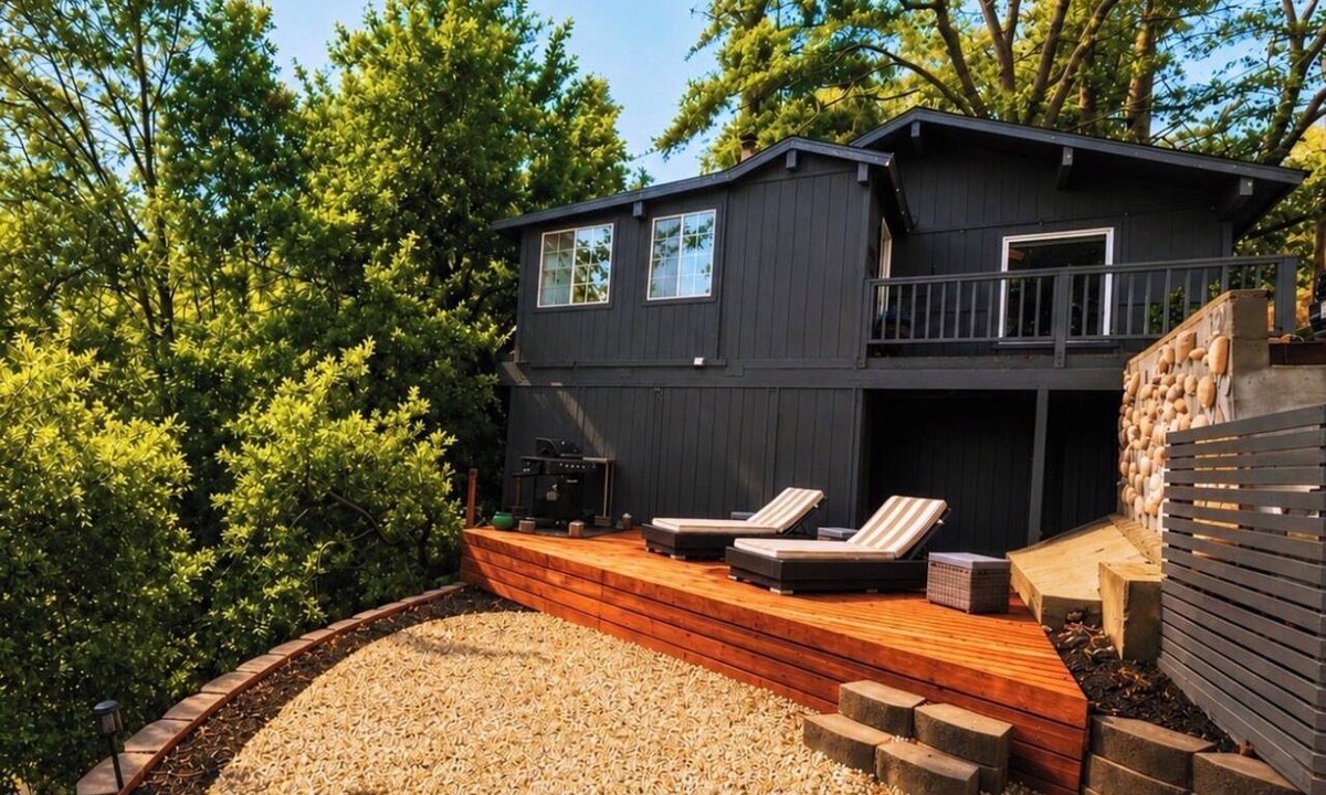 Cedarpines Park House | NEW to VRBO. 3Bed 2 En-suites Views + Wood burner, Deck, Garden & DISCO LOO