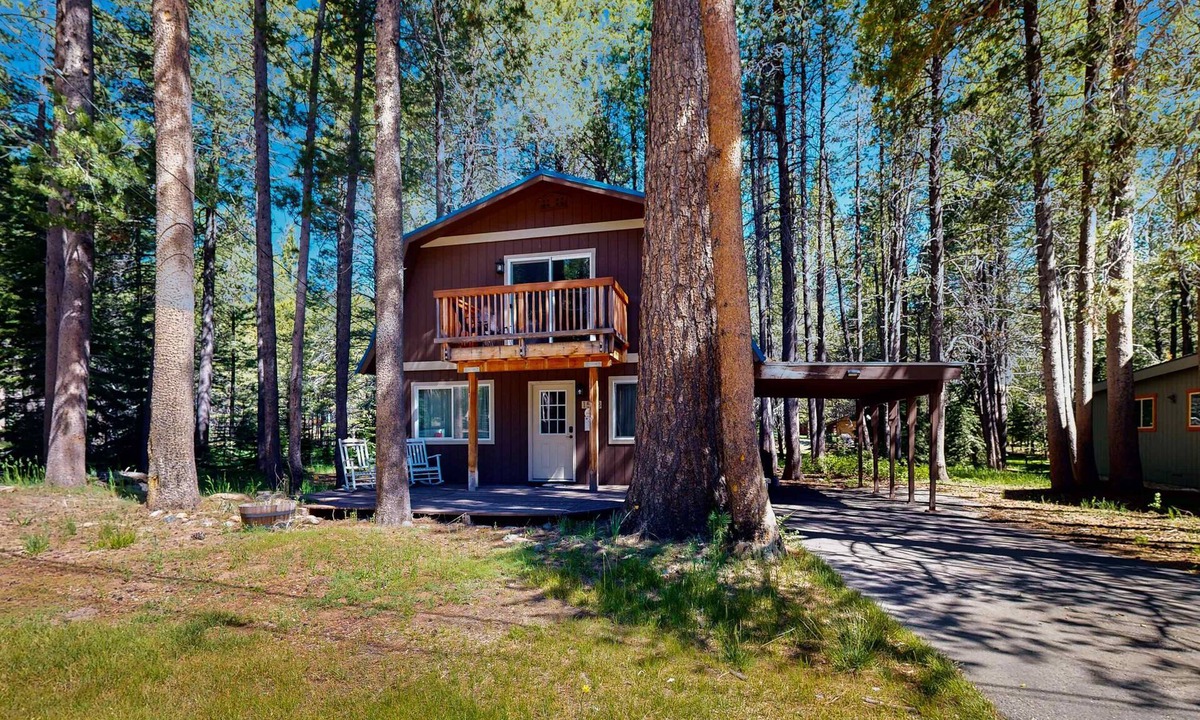 Tahoe Paradise House | Newly Remodeled Chalet - Near Skiing & Golf