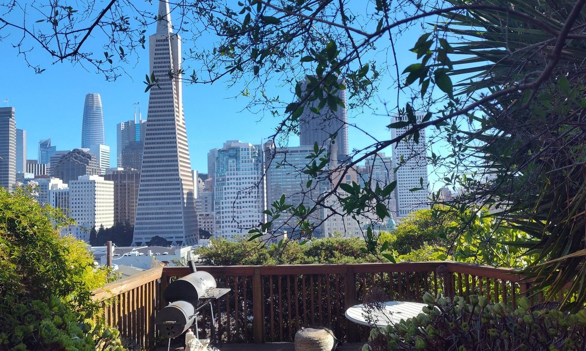 North Beach Apartment | North Beach-Telegraph Hill apartment with view, private garden and deck!