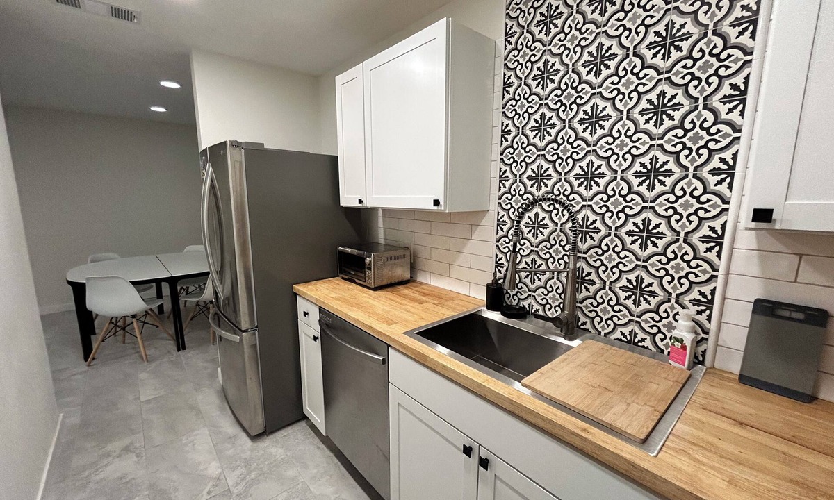 Racquet Club West Condo | Perfect 1-bedroom condo with AC in sunny Palm Springs.