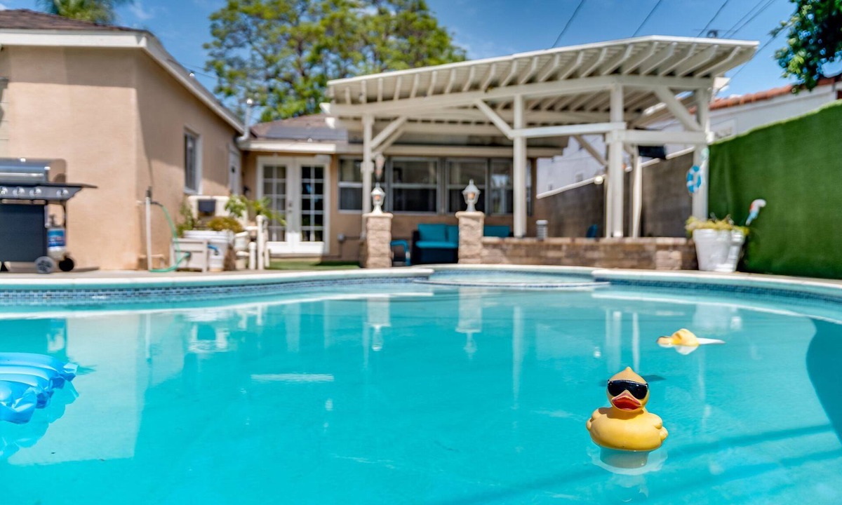 North Long Beach House | Perfect Oasis w/Pool, jacuzzi, close to airports, beach, entertainment & more!