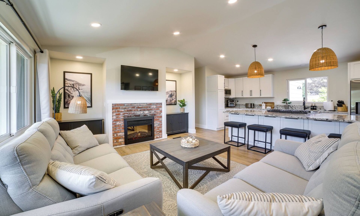 Del Rey Oaks House | Pet-Friendly Monterey Home 2 Mi to Beach