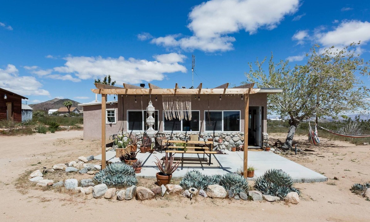 Yucca Valley Cottage | Private desert cabin with hot tub & breathtaking views near Joshua Tree. Relax under starry skies, cook in the spacious kitchen, or explore nearby Pioneertown, La Copine, and endless desert trails.