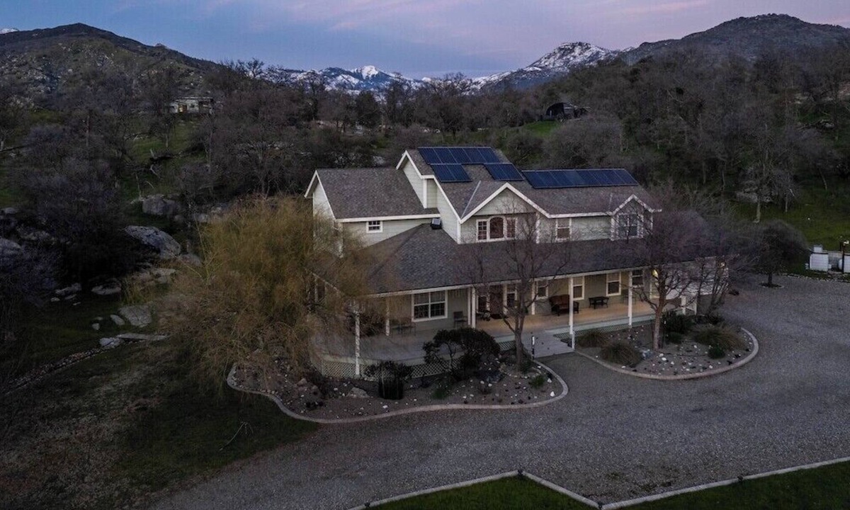 Three Rivers House | Private Home on 1.5 acres - Hot Tub - Games - Minutes to Sequoia