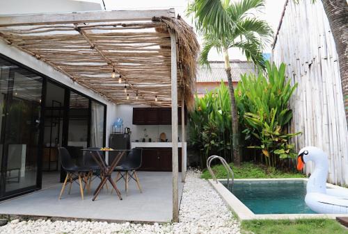 Tumbak Bayuh Villa | Private Pool Villa, Garden and Parking near Canggu