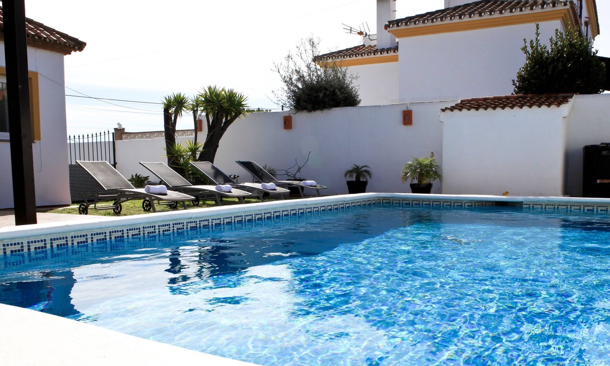 Buenas Noches Villa | Private Villa, Gym, Private Pool, Parking, 10 min to beach, WIFI, Air Con.
