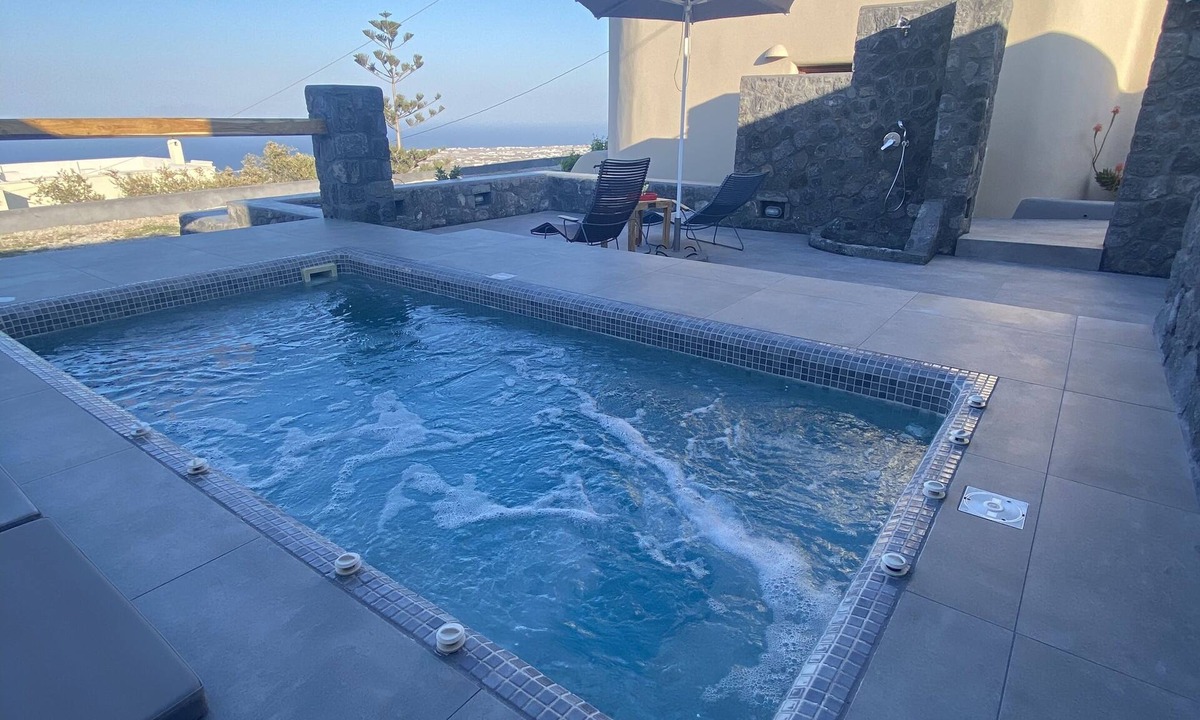 Vourvoulos Villa | Private villa with jaccuzzi two minutes walking from caldera area