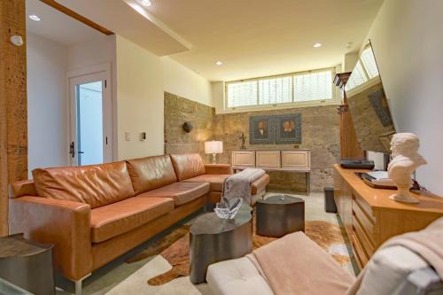 Nob Hill House | Pvt luxury Boutique Suite with Lush Patio - Historic San Francisco - 99 Walk Score