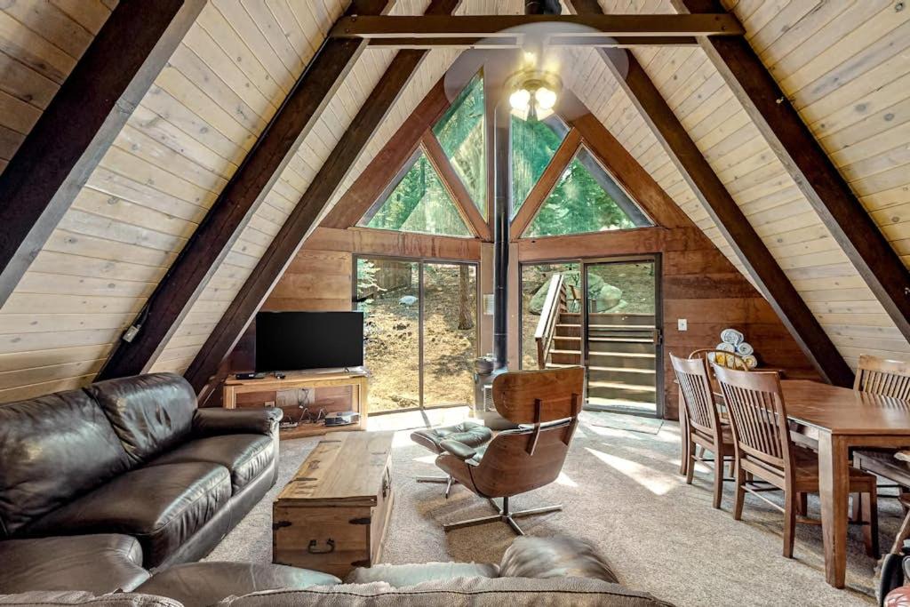 Tahoe Paradise House | Quiet A-frame cabin near town with forest views & high-speed WiFi - dog-friendly