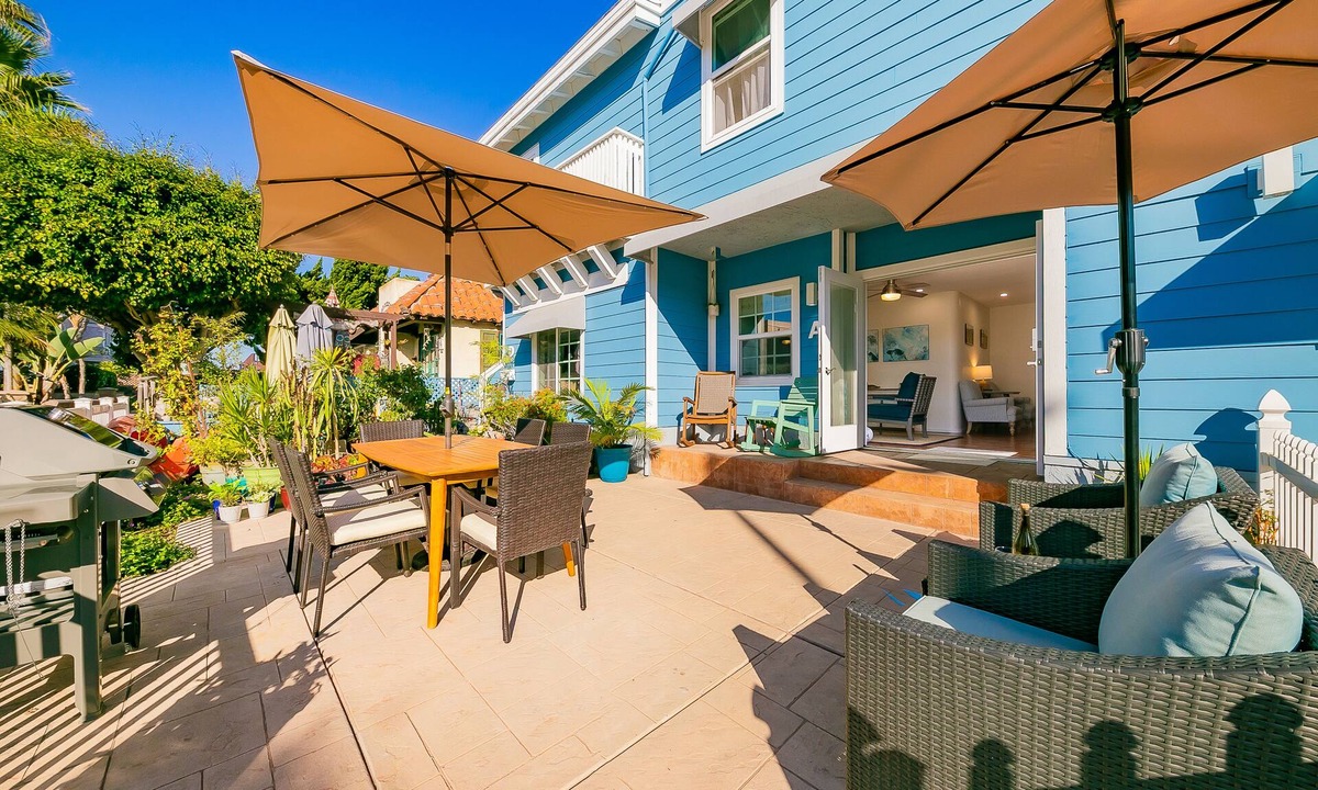 South Mission Beach Apartment | Quiet, ground-floor beach bungalow steps from the water with enclosed patio & AC