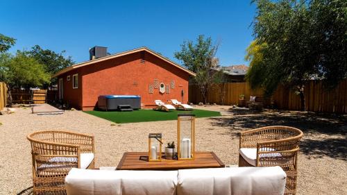 Joshua Tree Villa | Red Rock - Desert feel - Game Room