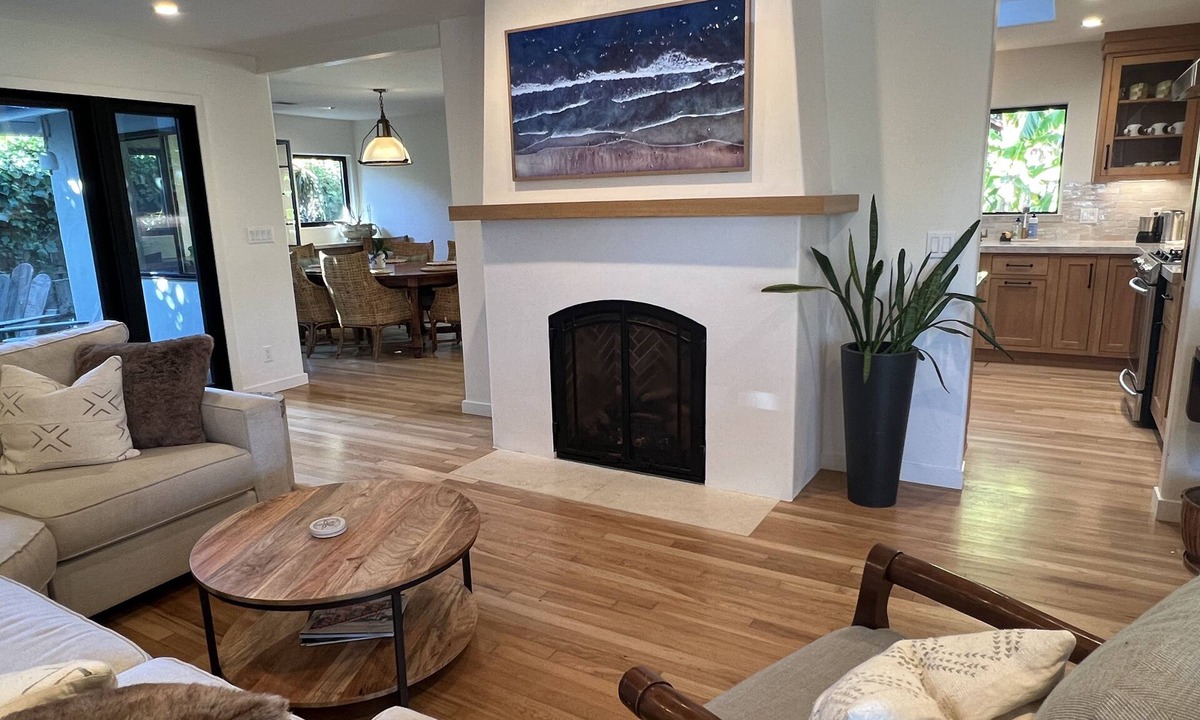 East Mesa House | Remodeled Mesa Beauty w/hot tub, one block from beach park