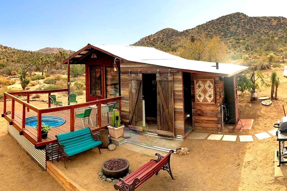 Yucca Valley House | Romantic Yucca Valley Cabin with Hot Tub