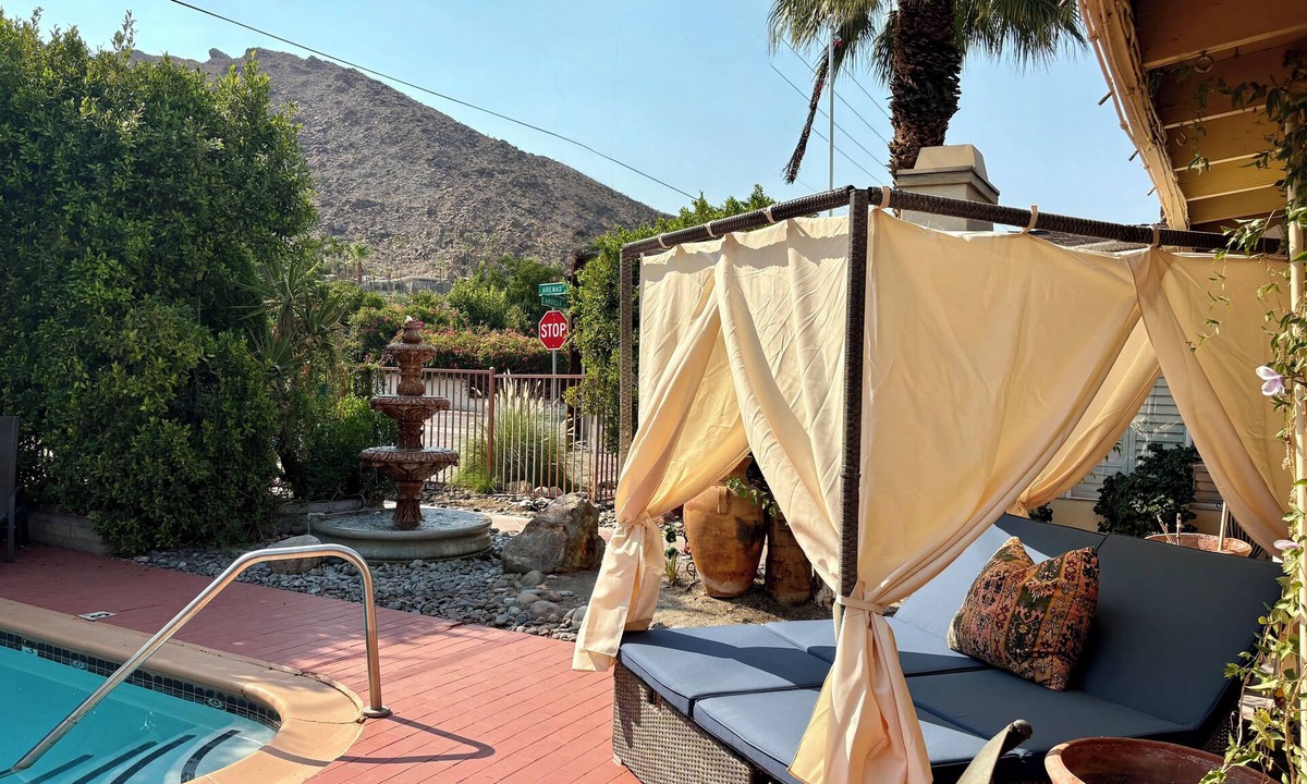 Historic Tennis Club Apartment | Room 6️⃣ with kitchen and bathroom in Old Palm Springs hotel by the heated pool 🦋