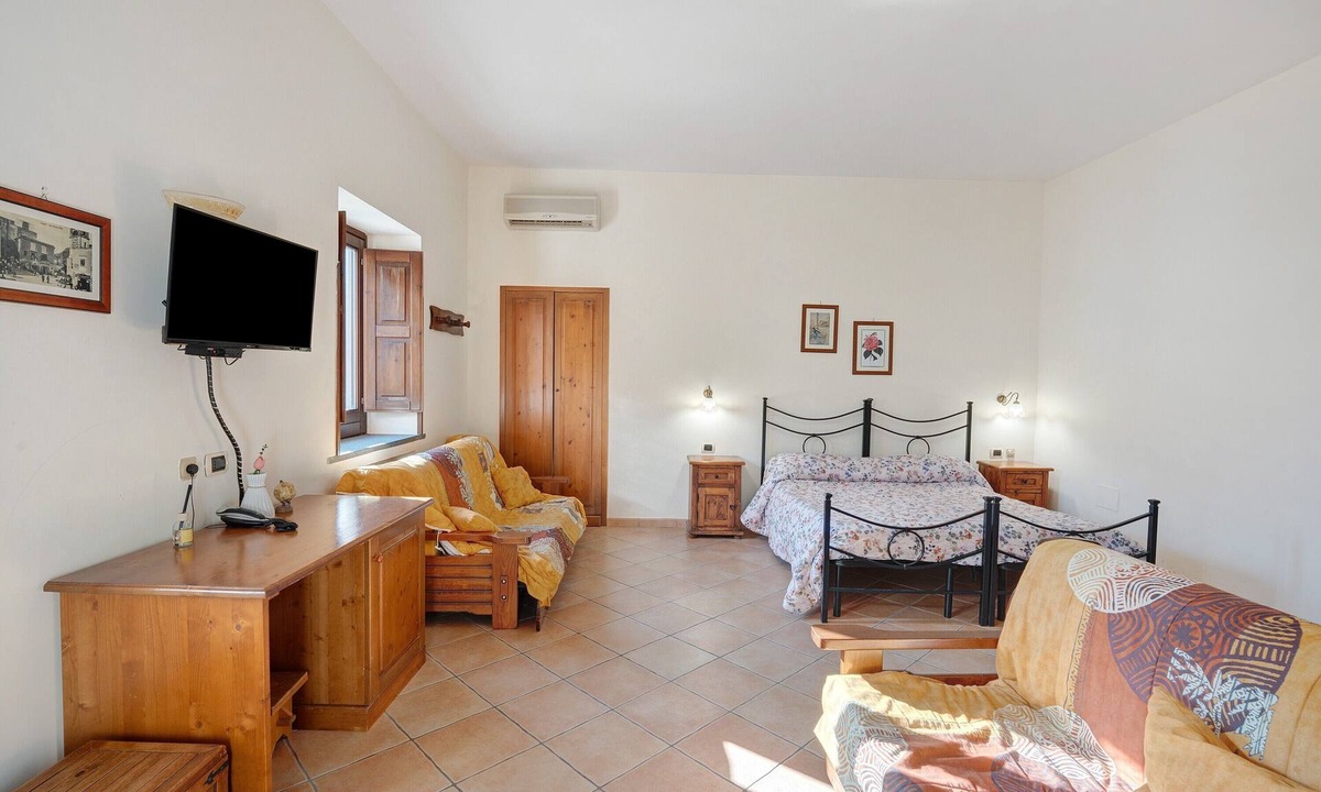 Gragnano Apartment | Room 'Capri Con Vista Monti E Cortile' with Shared Terrace, Shared Garden and Wi-Fi