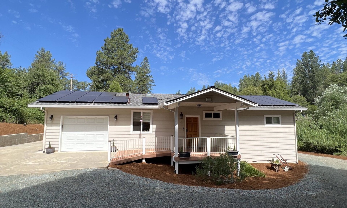 Auburn House | Rural home wheelchair accessible, pet friendly close to River & lake & I-80.