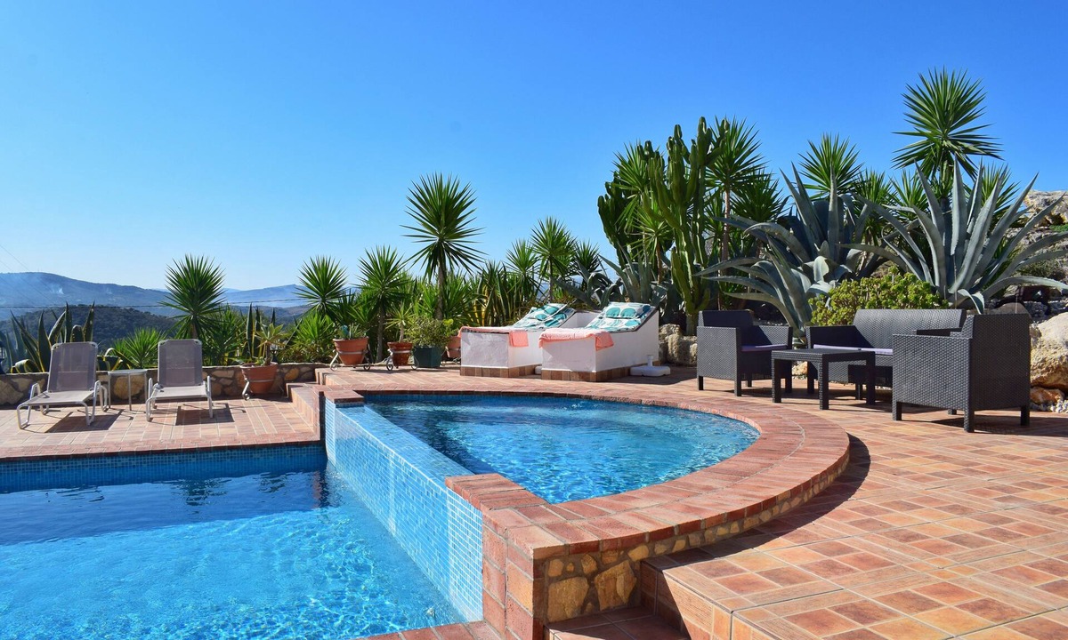 Pruna Apartment | SAFE & SECURE CASA DALI PRIVATE POOL & PATIO AREA.n90 night minimum booking