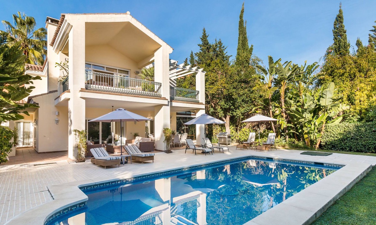 El Paraiso Villa | Secluded Beachside Family Villa on New Golden Mile