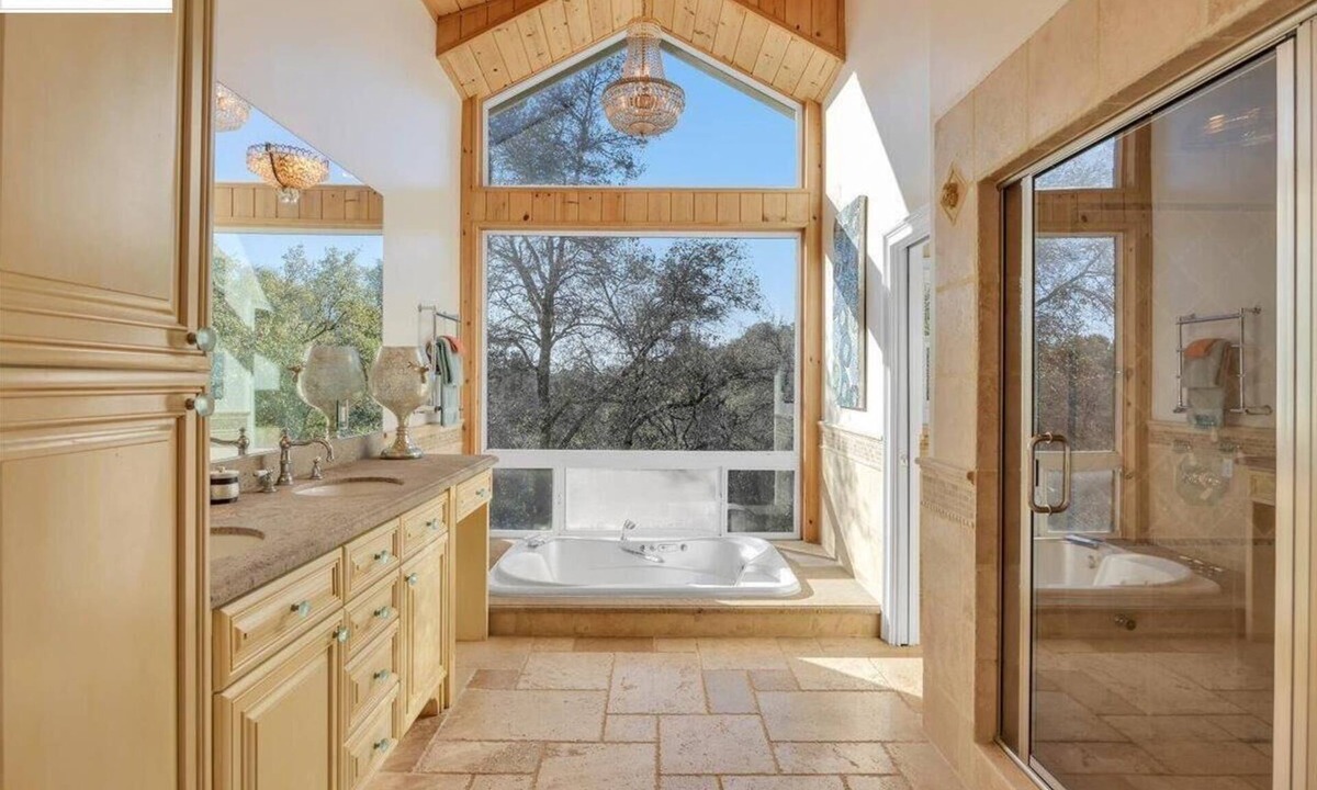 Groveland House | Serene Mountain Estate Near Yosemite –7BR Spacious, Game Room, Hot Tub.