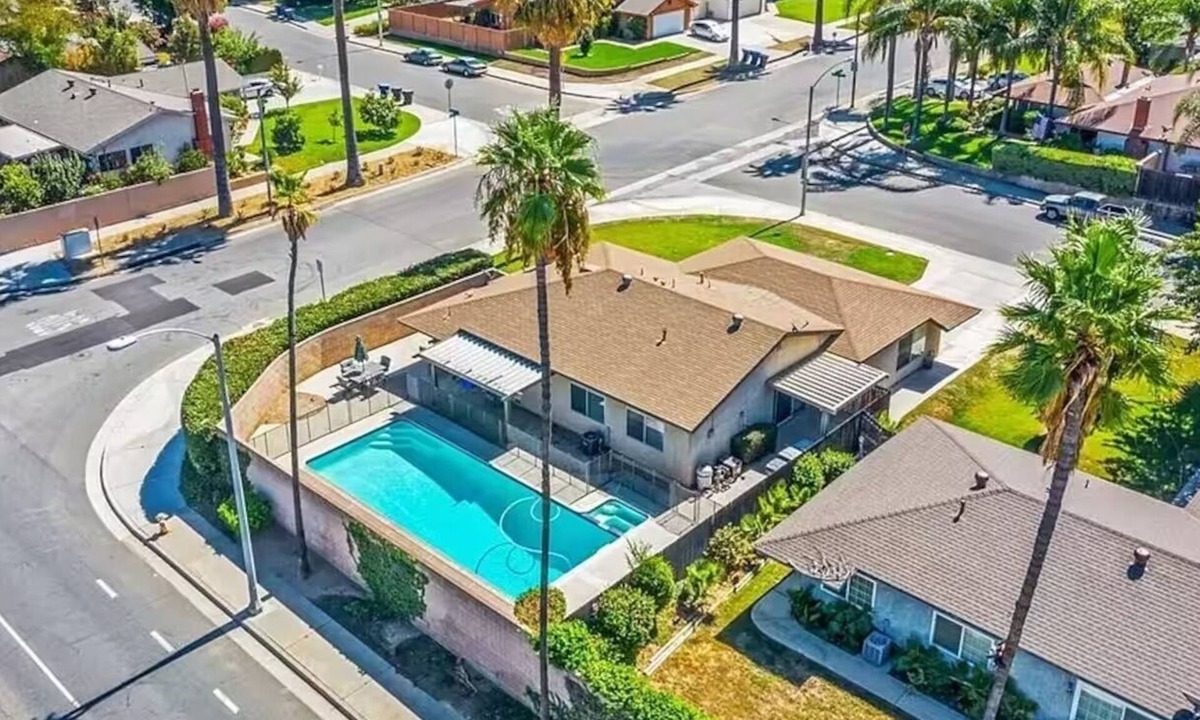 Riverside House | Shalimar Retreat, Large Pool, Hot Tub, Game Room, Backyard, 5 Bdrooms, BBQ Grill