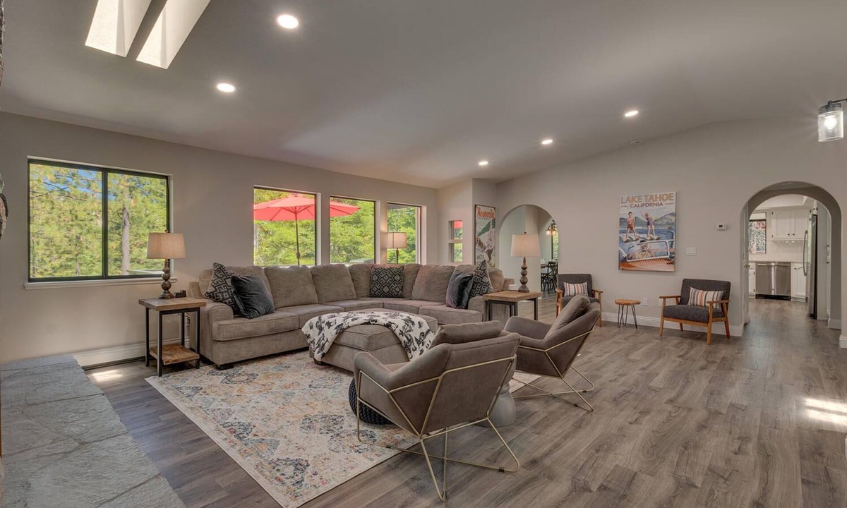 Country Club Estates House | Shuffleboard Table, Golden Tee & Pac Man Arcades, Foosball, Spa + 7mins to Lake – TreeHouse Estate