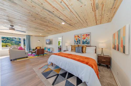 Yosemite Forks House | Skyfalls Retreat Mid-Century Guesthouse near Yosemite