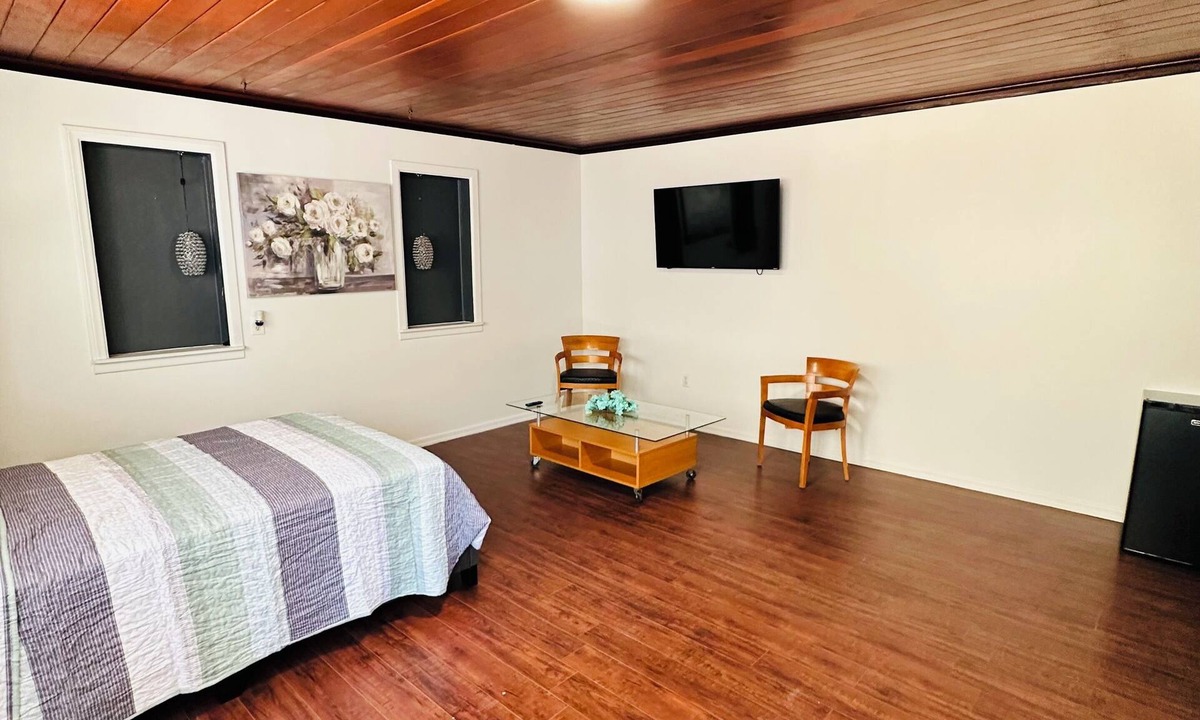 Larchmont Apartment | Small Chic studio with Outdoor Seating Area By West Hollywood With Free WiFi