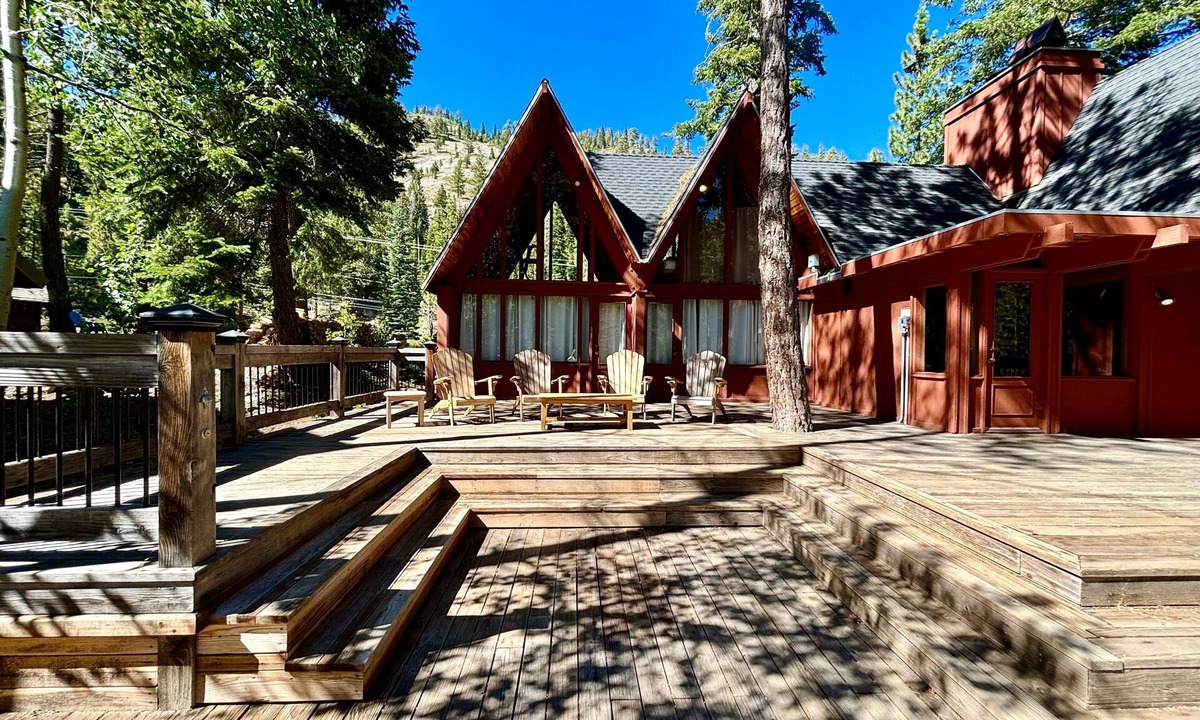 Alpine Meadows House | Snowy Paws Alpine Meadows - Ski Shuttle- Dog OK - Close to Slopes - Amazing Views