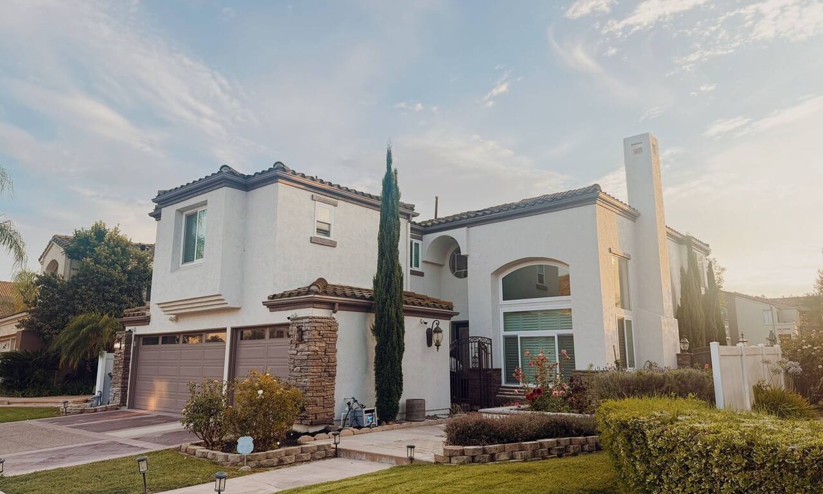 Corona House | SoCal, Spacious, Modern, Beautiful, 4 Bed, 2.5 Bath, Backyard, Family-Friendly