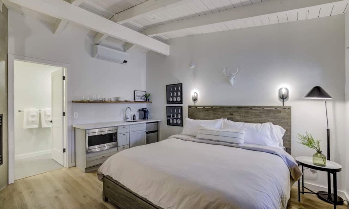 Lakeside Park Apartment | South Lake Chalet #7